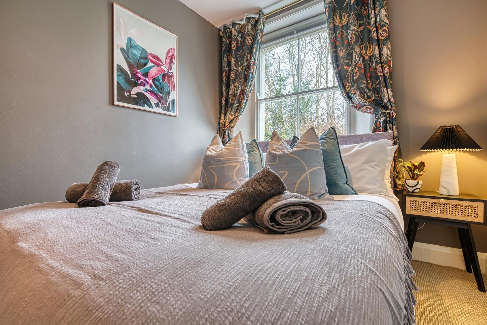 2 Bedroom Stylish Spacious Apt, Sleeps 6, Central Cheltenham, With Free Parking - By Blue Puffin Stays Exterior foto