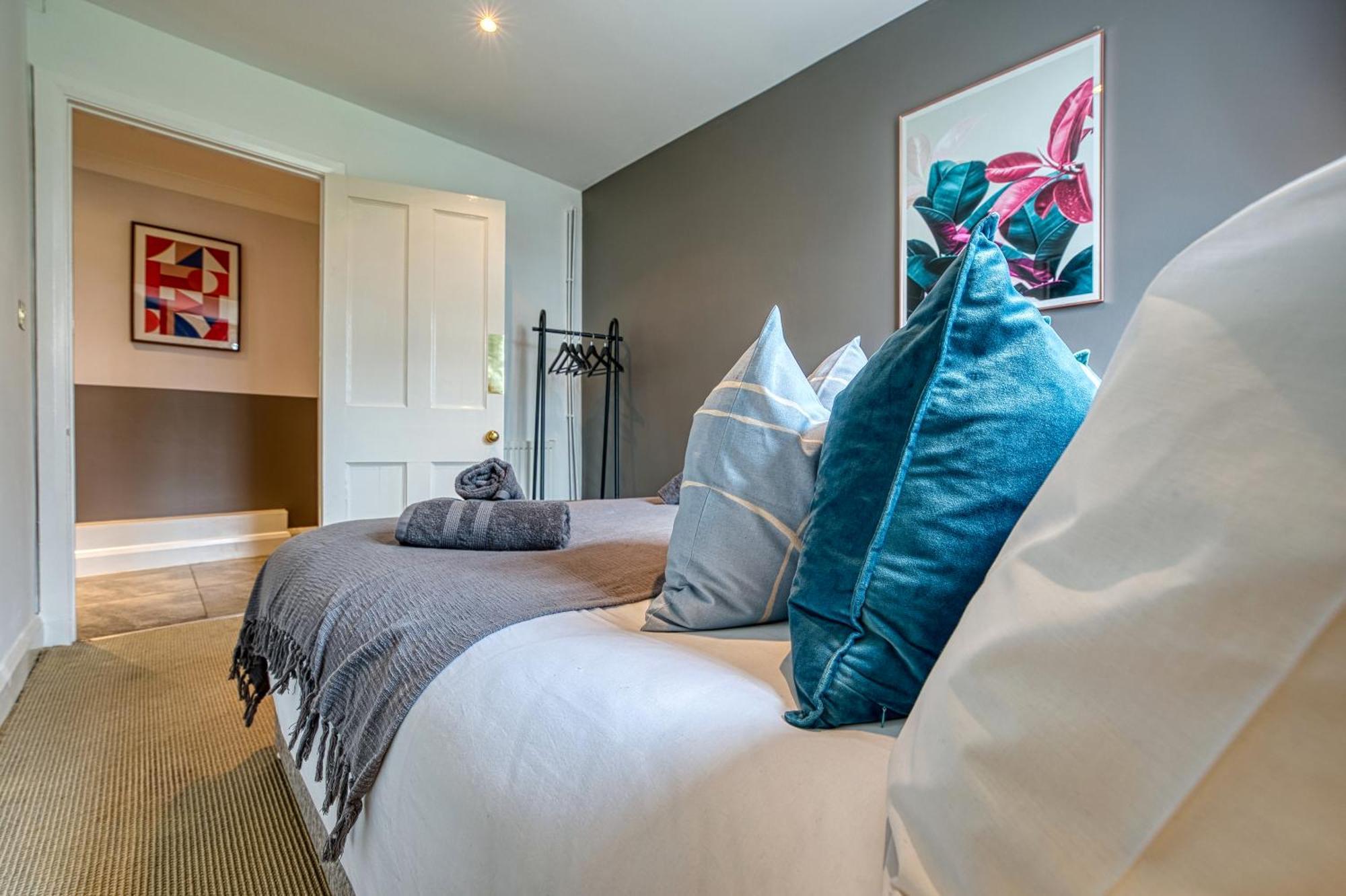 2 Bedroom Stylish Spacious Apt, Sleeps 6, Central Cheltenham, With Free Parking - By Blue Puffin Stays Exterior foto