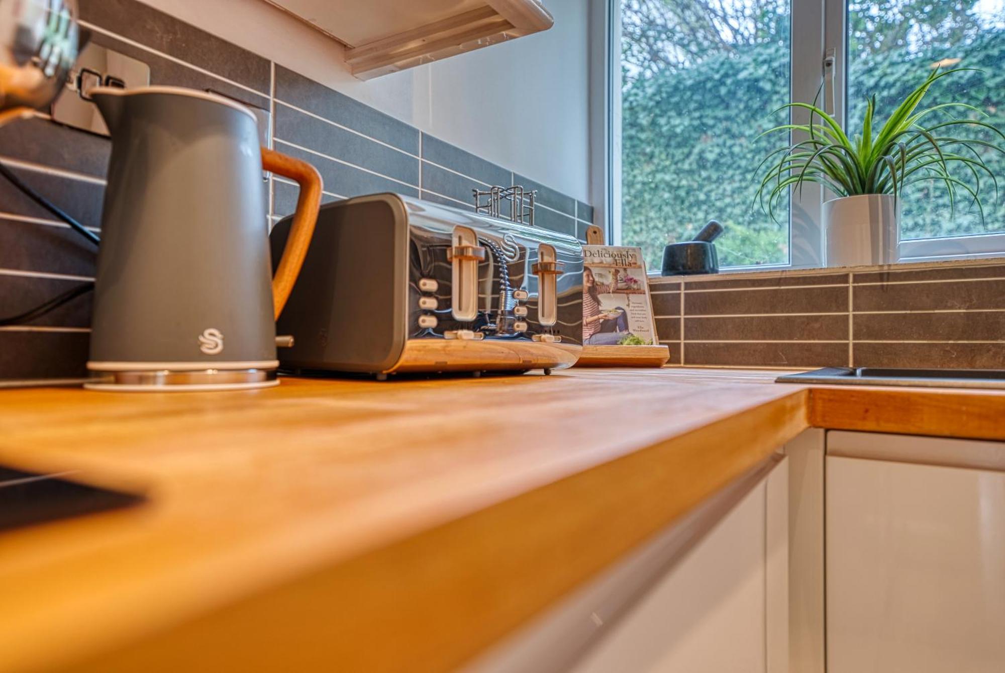 2 Bedroom Stylish Spacious Apt, Sleeps 6, Central Cheltenham, With Free Parking - By Blue Puffin Stays Exterior foto