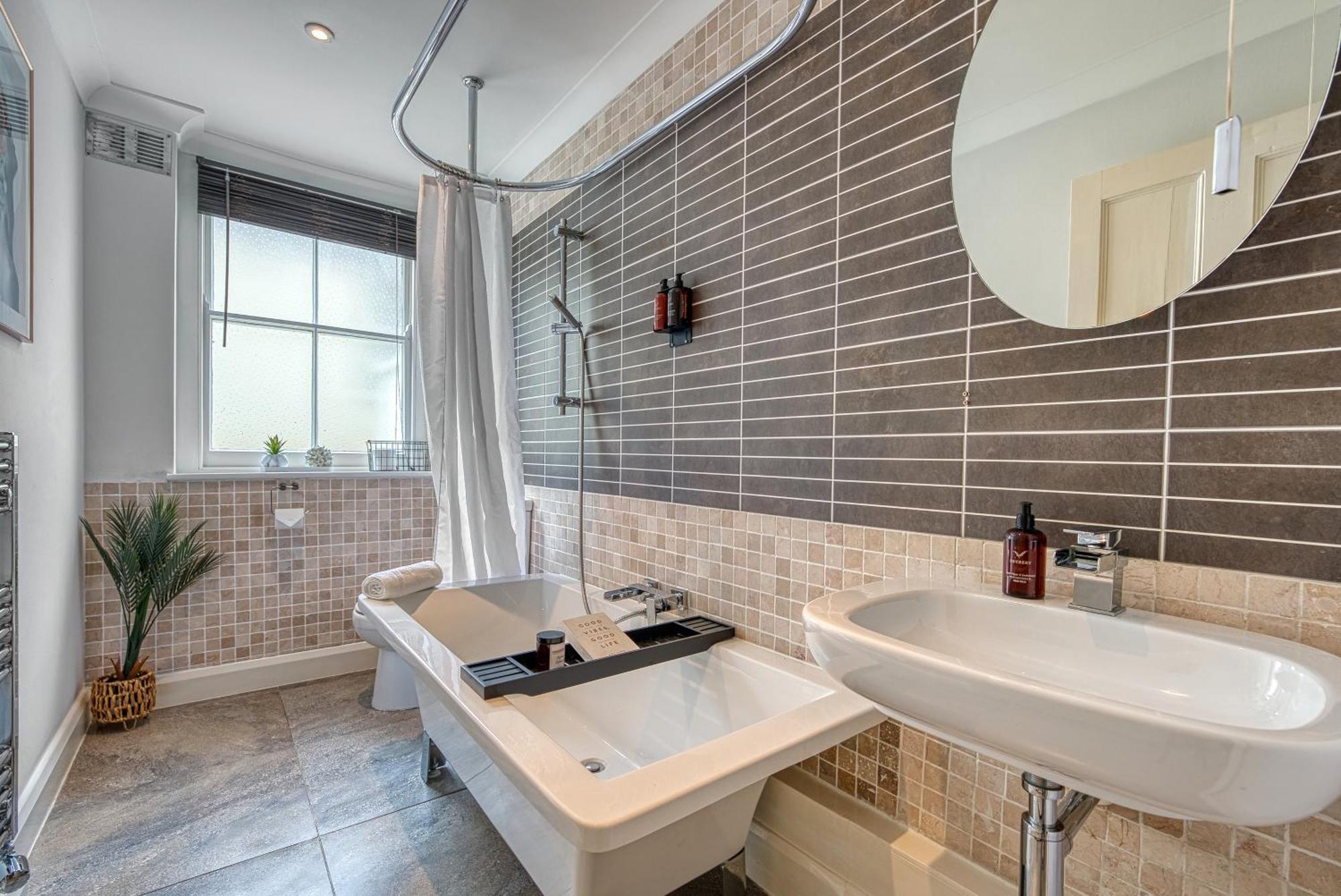 2 Bedroom Stylish Spacious Apt, Sleeps 6, Central Cheltenham, With Free Parking - By Blue Puffin Stays Exterior foto